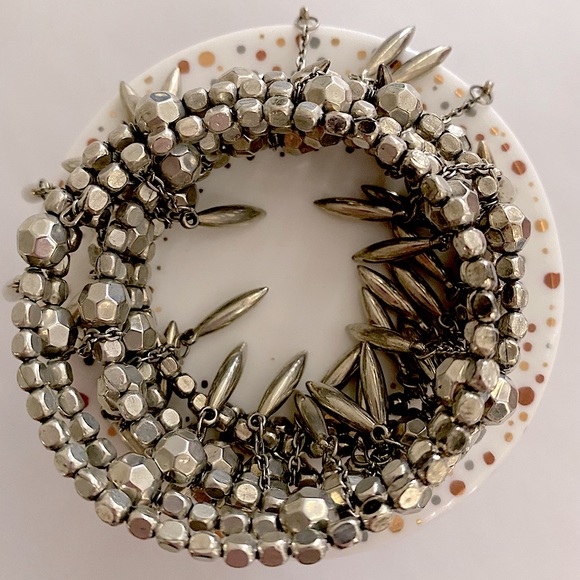 Metallic Silver Metal Spiral Wrap Beaded Bangle Bracelet on Memory Wire - Picture 3 of 5